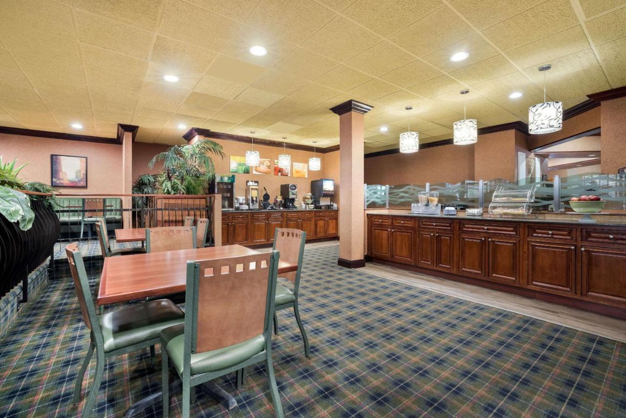 Quality Inn And Suites Fairgrounds - Syracuse Seneca Knolls Buitenkant foto